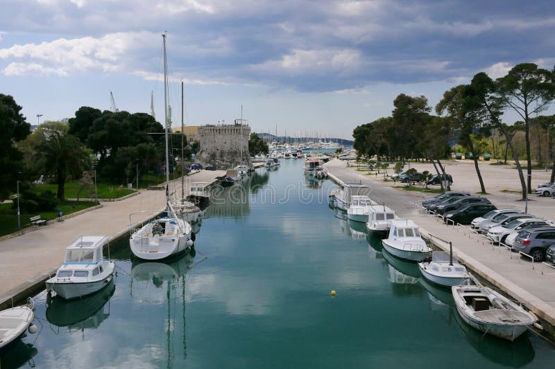 Trogir Croatie 4 avril 2025 : Vue du canal de Fosa avec bateaux et yachts à Trogir Croatie