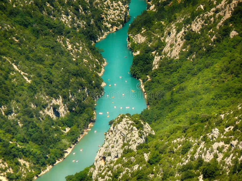 Vue du canyon de Verdon par lequel les écoulements de rivière de Verdon photographie stock libre de droits Vue du canyon de Verdon par lequel les écoulements de rivière de Verdon photographie stock libre de droits