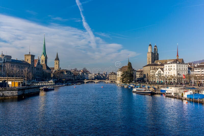 Vue du centre de Zurich et de la rivière de Limmat - 1 photo libre de droits Vue du centre de Zurich et de la rivière de Limmat - 1 photo libre de droits