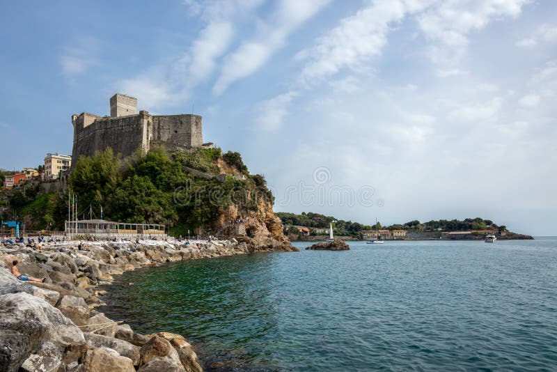 Vue du château en Italie en Ligurie lerici le 21 avril 2019. Personnes non identifiées photos libres de droits