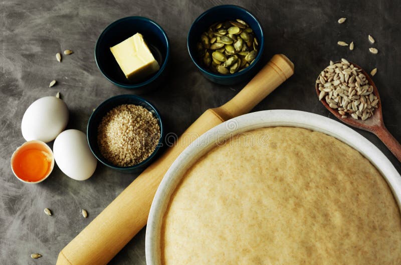 Vue du dessus de la pâte pour le pain de blé entier et les ingrédients de cuisson sur fond gris Concept de saine alimentation photo stock Vue du dessus de la pâte pour le pain de blé entier et les ingrédients de cuisson sur fond gris Concept de saine alimentation photo stock