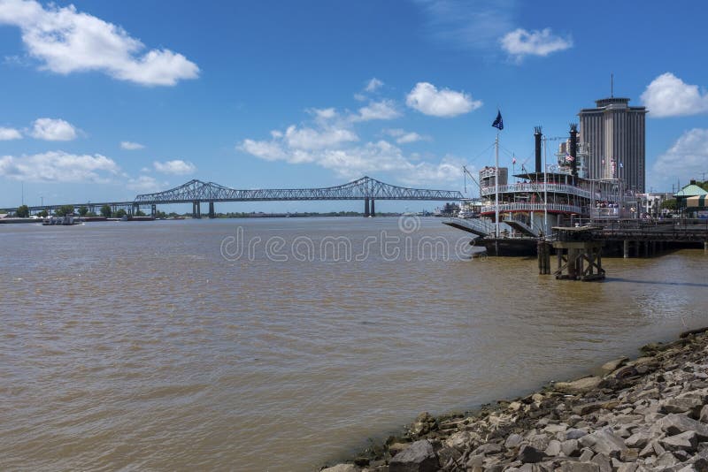Vue du fleuve Mississippi de la ville de la façade d'une rivière de la Nouvelle-Orléans, avec un bateau à vapeur et la grande Nou image stock Vue du fleuve Mississippi de la ville de la façade d'une rivière de la Nouvelle-Orléans, avec un bateau à vapeur et la grande Nou image stock