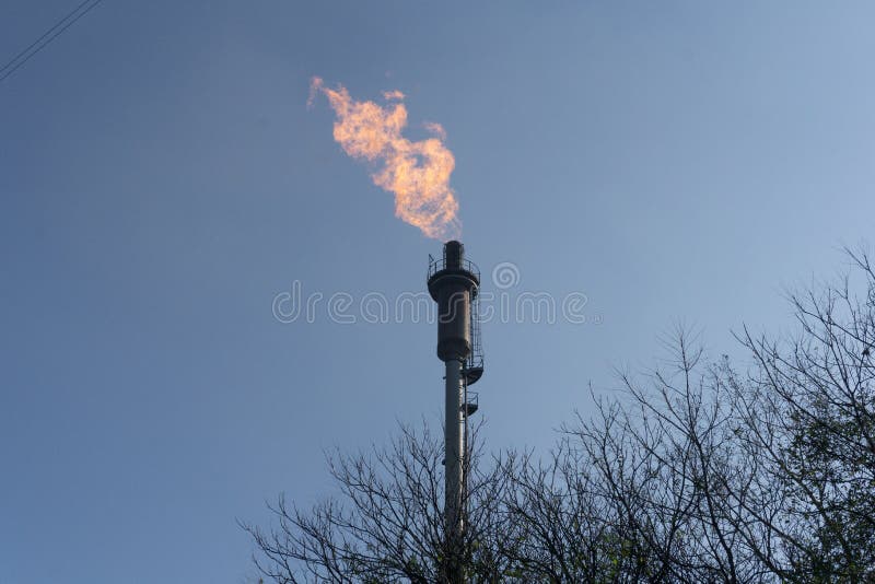 Vue du fond de la tour de gaz photographie stock Vue du fond de la tour de gaz photographie stock