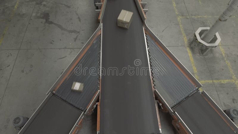 Vue du haut d'une grande machine de tri avec paquets clips vidéos
