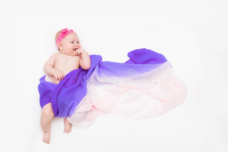 Vue du haut d'une petite fille mignonne vêtue d'un costume de fée - longue écharpe et bandeau de fée flottants Espace pour le tex images stock