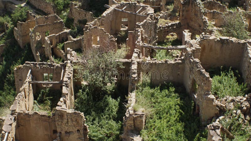 Vue du haut des ruines de la ville abandonnée. murs en pierre à flanc de montagne. une ville fantôme. le concept de la fin de civ banque de vidéos