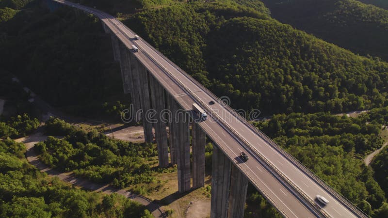 Vue du haut du viaduc de l'autoroute avec le col de vitinya en bulgarie banque de vidéos