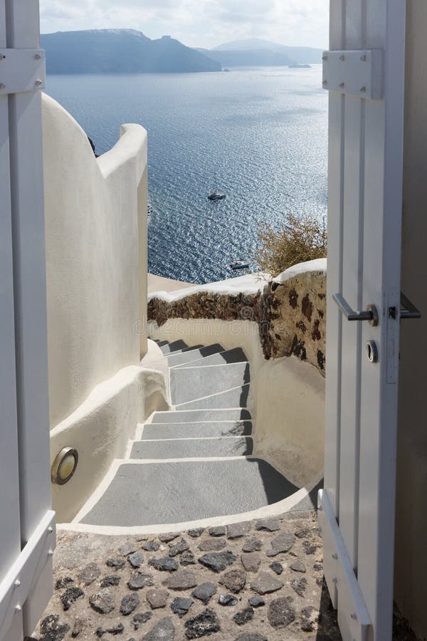 Porte Ouverte Avec La Vue De La Mer Mediterranee Photo Stock Image Du Soleil Blanc Porte Ouverte Avec La Vue De La Mer Mediterranee Photo Stock Image Du Soleil Blanc