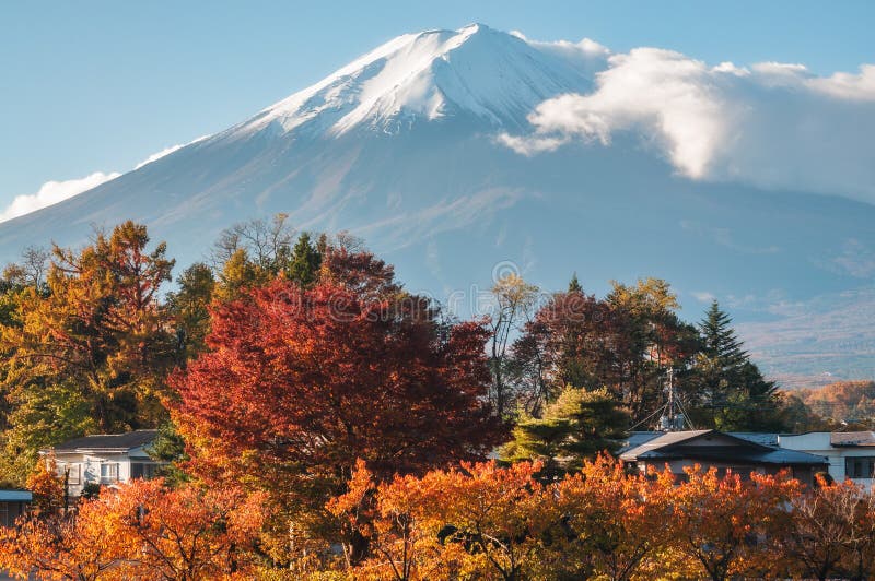 Vue du mont Fuji en automne d'une station de vacances au Japon image stock Vue du mont Fuji en automne d'une station de vacances au Japon image stock