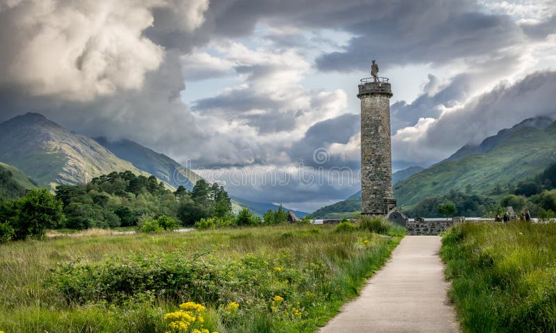 Vue du monument de Glenfinnan dans une vallée image stock