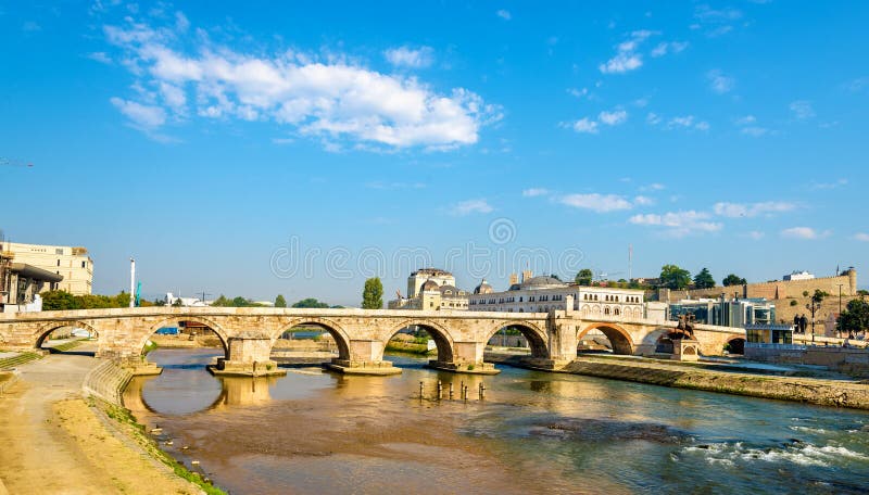 Vue du pont en pierre à Skopje image libre de droits Vue du pont en pierre à Skopje image libre de droits