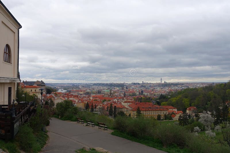 Vue du sommet de Prague, République Tchèque l'Europe de jardin de strahov photographie stock libre de droits