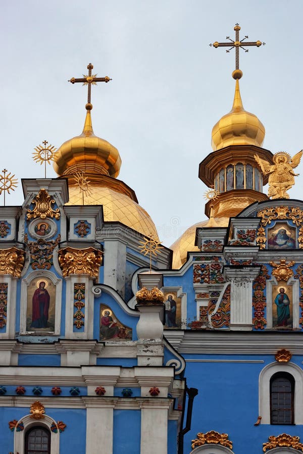 Vue du st. monastère michael goldendomed. kyiv ukraine. construit au moyen âge. l'extérieur a été reconstruit en ukrainien. l'extérieur a été reconstruit dans le baroque ukrainien au 18ème siècle tandis que l'intérieur est resté de style byzantin.
