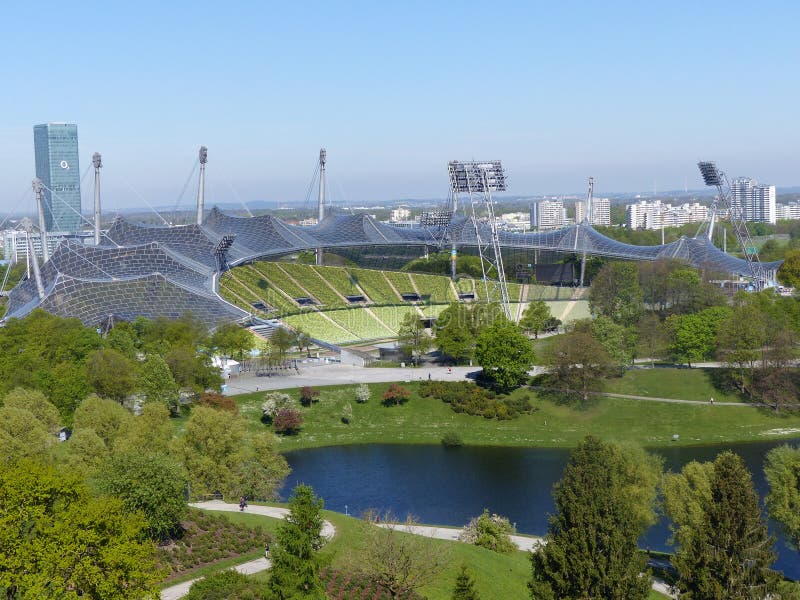 Vue du Stade Olympique en parc olympique vert à Munich, Allemagne, photographie stock libre de droits Vue du Stade Olympique en parc olympique vert à Munich, Allemagne, photographie stock libre de droits