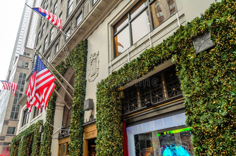 Vue en angle bas de la façade du magasin macys. décoré avec guirlande verte de noël et lumières. drapeaux américains agitant fière photographie stock libre de droits