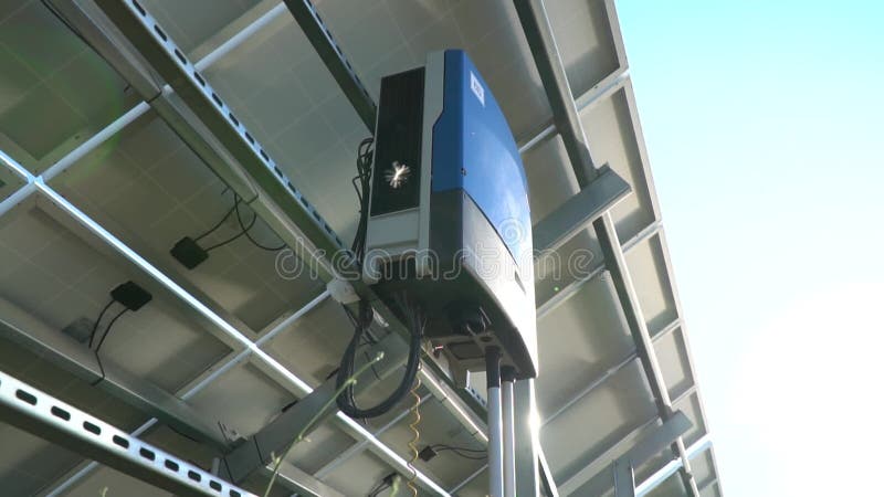 Vue en angle faible d'un panneau de commande des panneaux solaires d'une centrale électrique banque de vidéos