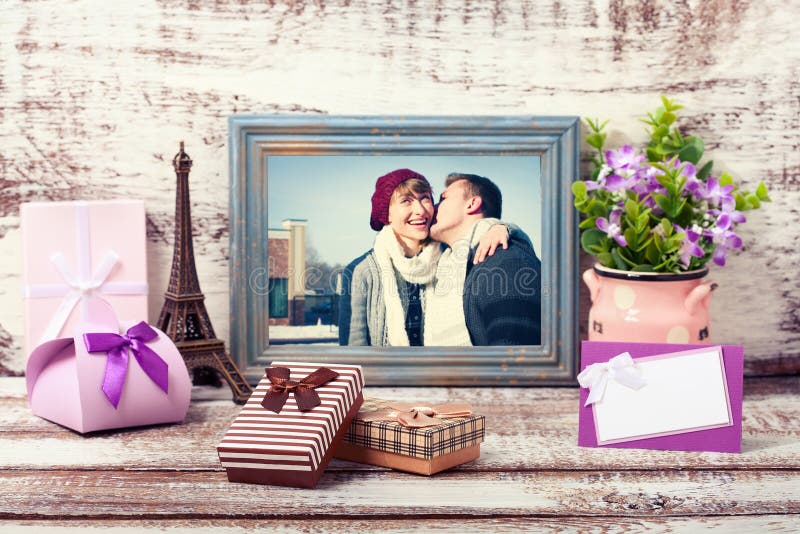 Vue en bois avec la photo de jeunes couples et d'accessori romantique images stock Vue en bois avec la photo de jeunes couples et d'accessori romantique images stock