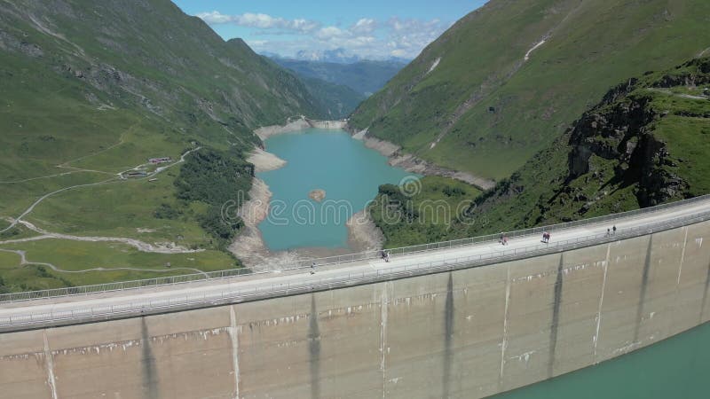 Vue en drone du Stausee Mooserboden un réservoir d'altitude saisissant entouré de pics alpins banque de vidéos