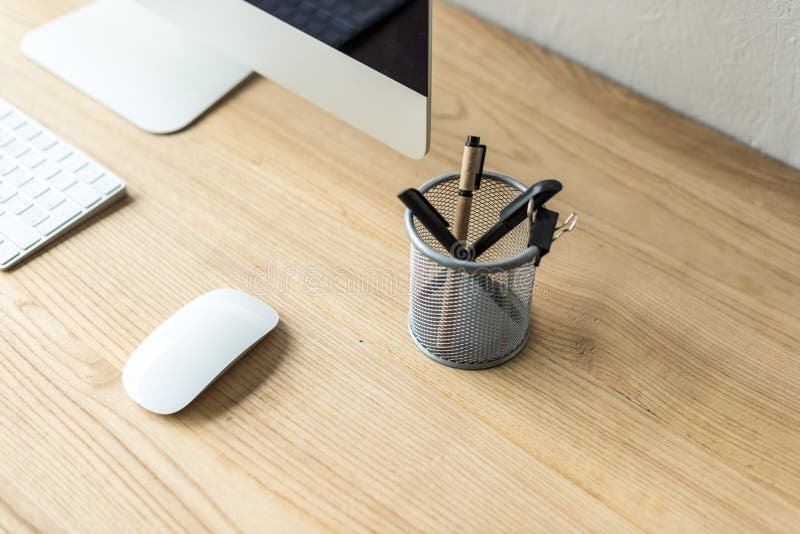 vue en gros plan d'ordinateur de bureau, de clavier, de souris d'ordinateur et de fournitures de bureau images libres de droits vue en gros plan d'ordinateur de bureau, de clavier, de souris d'ordinateur et de fournitures de bureau images libres de droits