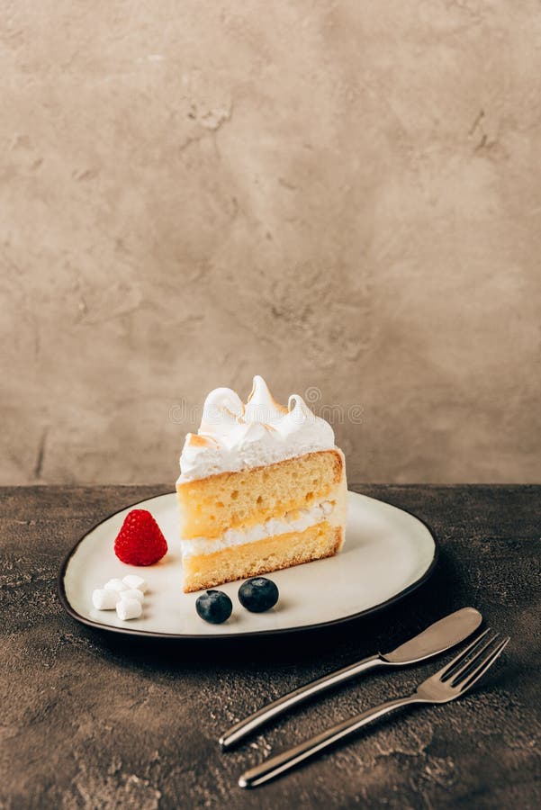 vue en gros plan de gâteau délicieux doux avec les baies et la crème fouettée image stock vue en gros plan de gâteau délicieux doux avec les baies et la crème fouettée image stock
