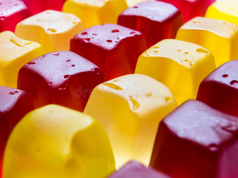 Vue en gros plan des sucreries de gelée formées par cube coloré photos libres de droits Vue en gros plan des sucreries de gelée formées par cube coloré photos libres de droits
