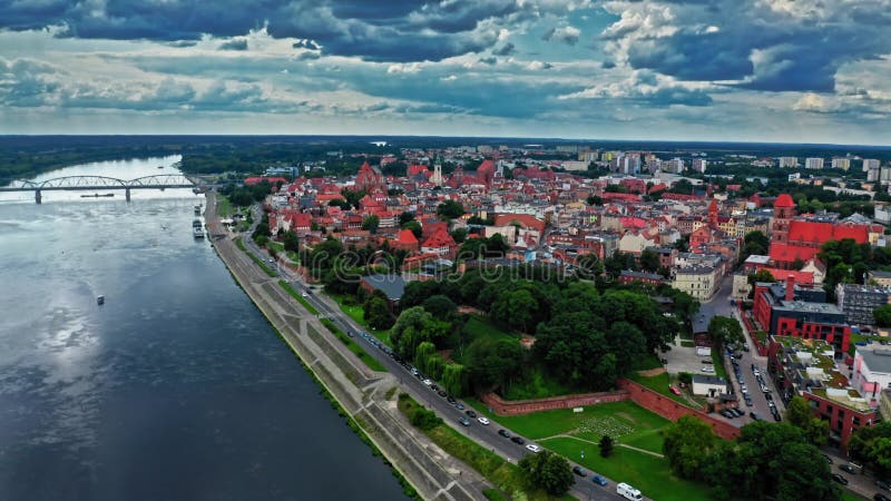Vue estivale sur la vieille ville de torun et la rivière vistula. clips vidéos