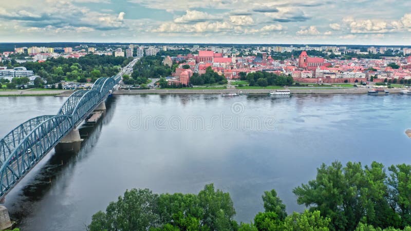 Vue estivale sur la vieille ville de torun et la rivière vistula. banque de vidéos