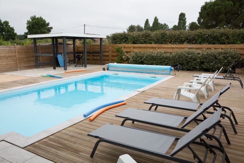 Vue externe d'une maison contemporaine avec la piscine photos stock Vue externe d'une maison contemporaine avec la piscine photos stock