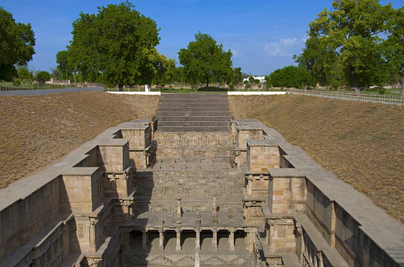 Vue externe de vav de ki de ranis, un stepwell complexe construit sur les banques de la rivière de Saraswati Patan, Goudjerate, I images stock Vue externe de vav de ki de ranis, un stepwell complexe construit sur les banques de la rivière de Saraswati Patan, Goudjerate, I images stock
