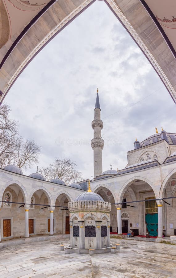 Vue extérieure de mosquée de Valide-i Cedid à Istanbul photo libre de droits Vue extérieure de mosquée de Valide-i Cedid à Istanbul photo libre de droits