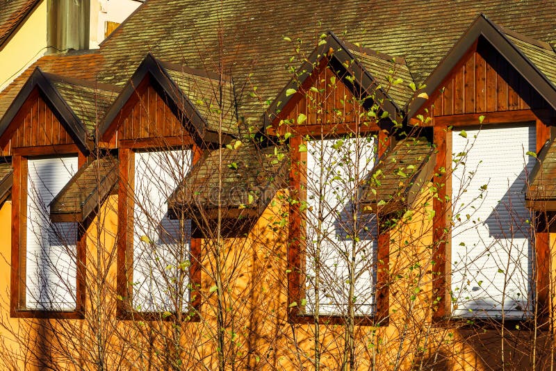 Vue extérieure de nouvelle maison moderne dans la campagne images stock Vue extérieure de nouvelle maison moderne dans la campagne images stock