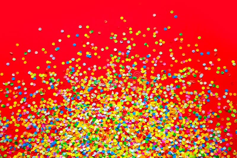 Vue faite de confettis colorés Fond rouge photos stock Vue faite de confettis colorés Fond rouge photos stock
