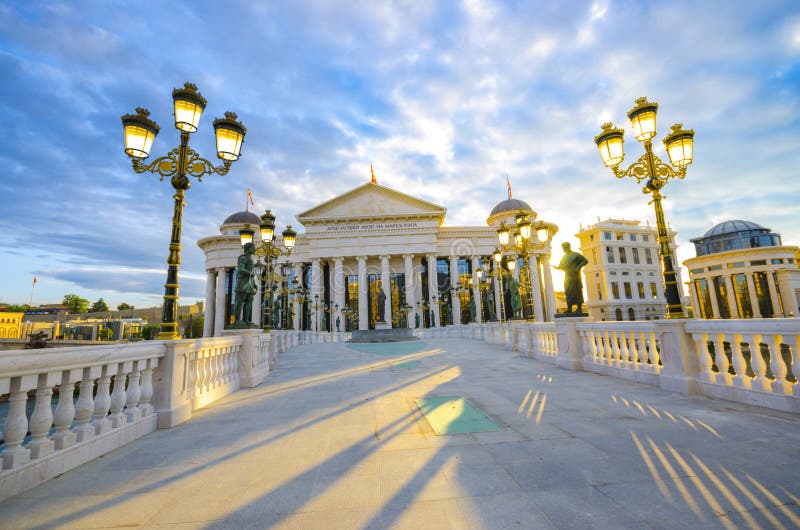 Vue fantastique de lever de soleil de musée archéologique macédonien à Skopje images libres de droits Vue fantastique de lever de soleil de musée archéologique macédonien à Skopje images libres de droits