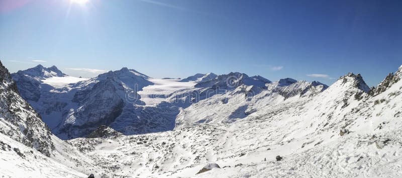 Vue fantastique à l'arrivée de la benne suspendue Presena au glacier Adamello, Lobbie, Presanella et Pian di Neve photos stock Vue fantastique à l'arrivée de la benne suspendue Presena au glacier Adamello, Lobbie, Presanella et Pian di Neve photos stock