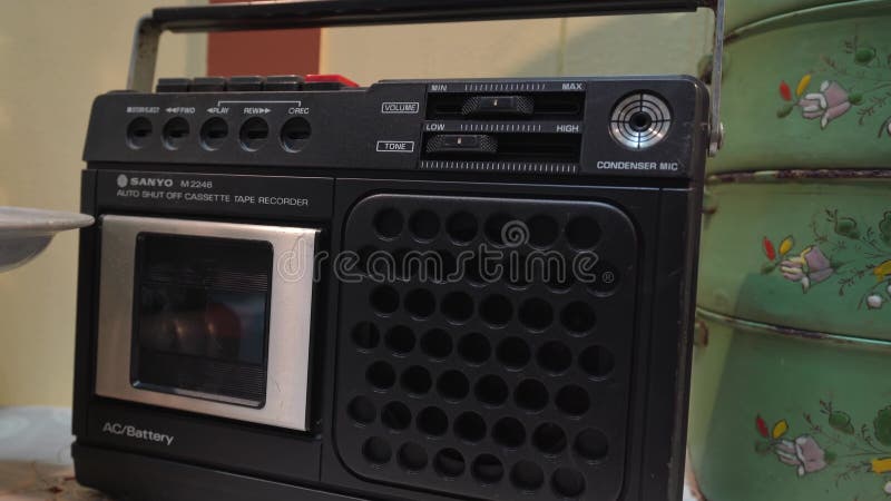 Vue fermée d'un magnétophone à cassette rétro. clips vidéos
