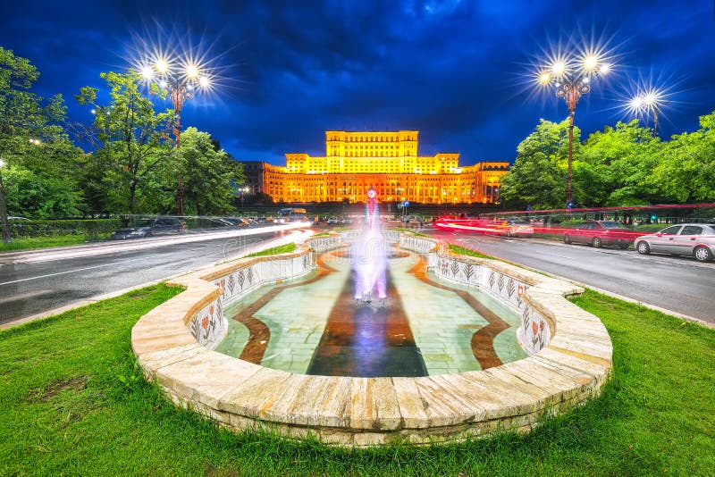 Vue ?galisante dramatique du palais de la ville de Bucarest du Parlement photo libre de droits Vue ?galisante dramatique du palais de la ville de Bucarest du Parlement photo libre de droits