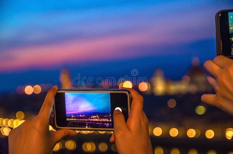 Vue ?galisante panoramique a?rienne sup?rieure de ville de Florence avec le Duomo par l'?cran du t?l?phone portable au cr?puscule photos libres de droits Vue ?galisante panoramique a?rienne sup?rieure de ville de Florence avec le Duomo par l'?cran du t?l?phone portable au cr?puscule photos libres de droits