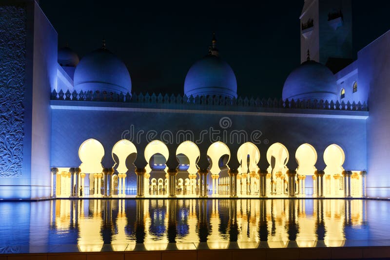 Vue gentille de nuit de bonne partie Sheikh Zayed Grand Mosque
