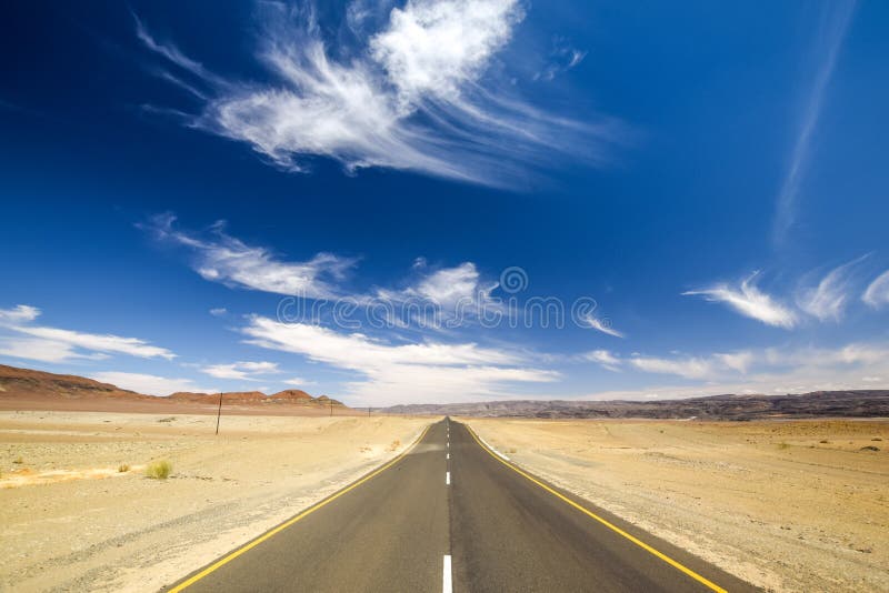 Vue grande-angulaire de la route C13 entre Noordoewer et Aussenkehr près de la frontière sud-africaine en Namibie, Afrique photographie stock Vue grande-angulaire de la route C13 entre Noordoewer et Aussenkehr près de la frontière sud-africaine en Namibie, Afrique photographie stock