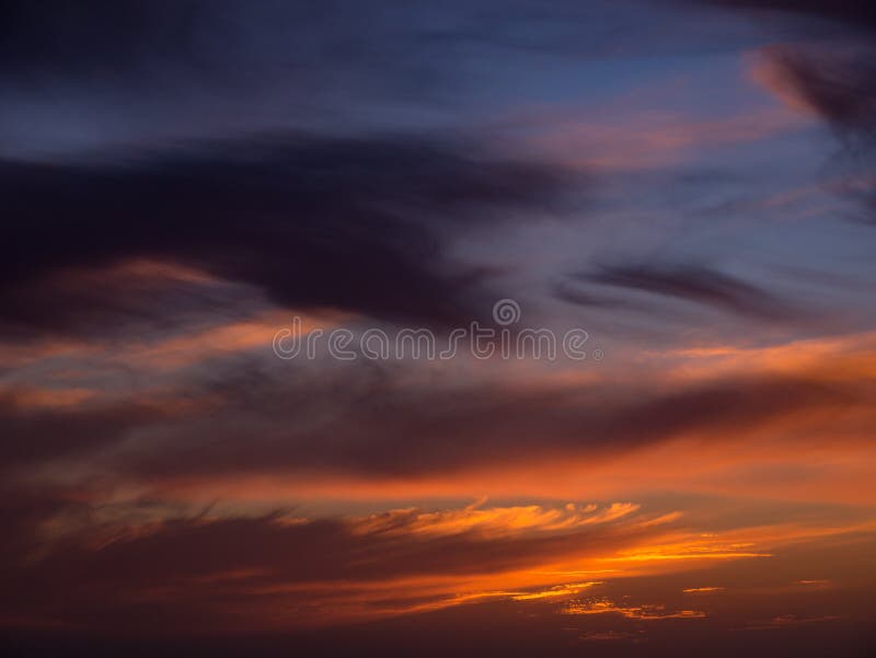 Vue grande-angulaire des nuages dramatiques foncés en ciel au coucher du soleil avec le gradient orange bleu photographie stock Vue grande-angulaire des nuages dramatiques foncés en ciel au coucher du soleil avec le gradient orange bleu photographie stock