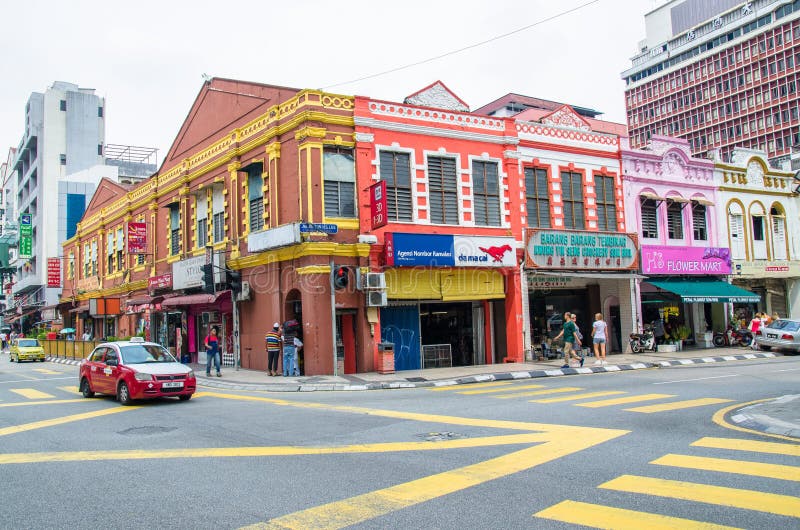 Vue générale du trafic de rue voisine de Kuala Lumpur Petaling en Malaisie Il s'est habituellement serré des gens du pays aussi b image libre de droits Vue générale du trafic de rue voisine de Kuala Lumpur Petaling en Malaisie Il s'est habituellement serré des gens du pays aussi b image libre de droits