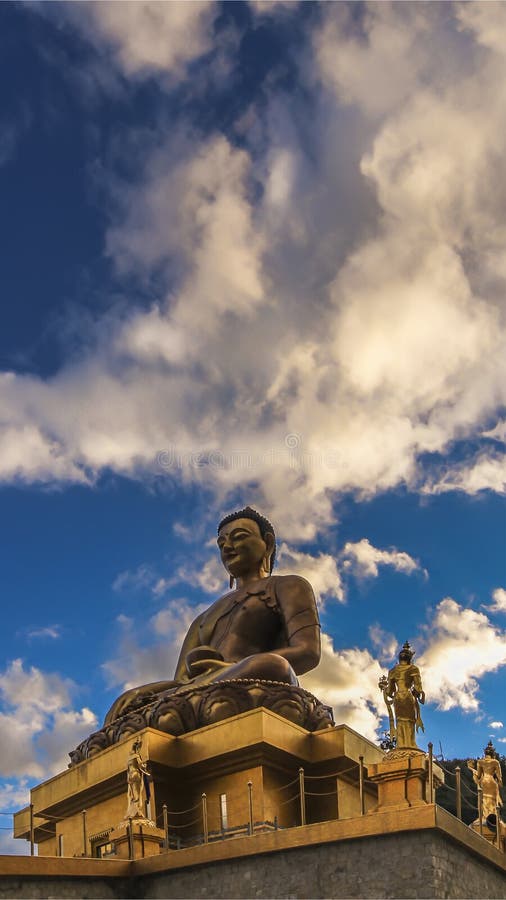 Vue haute inférieure de l'or doré Bouddha Dordenma photographie stock libre de droits Vue haute inférieure de l'or doré Bouddha Dordenma photographie stock libre de droits