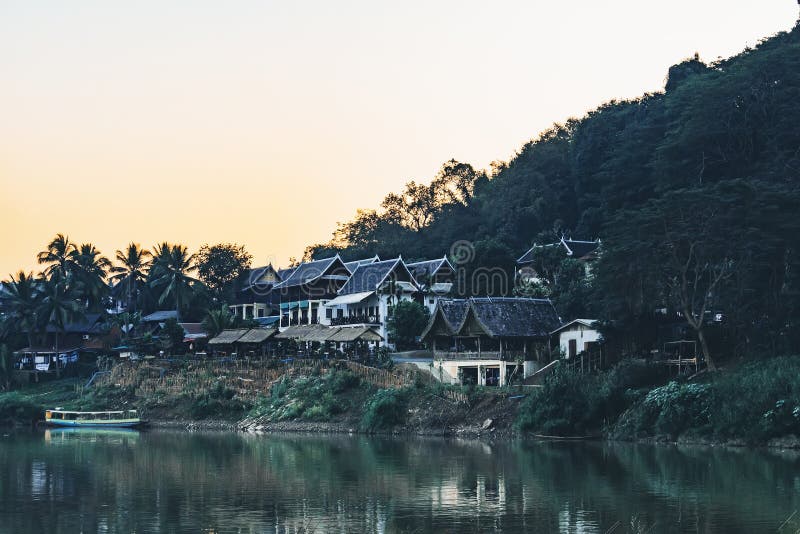 Vue haute étroite de Lao River Town traditionnel avec le bateau en bois d'architecture et de pêche Petit village à distance dans photos stock Vue haute étroite de Lao River Town traditionnel avec le bateau en bois d'architecture et de pêche Petit village à distance dans photos stock