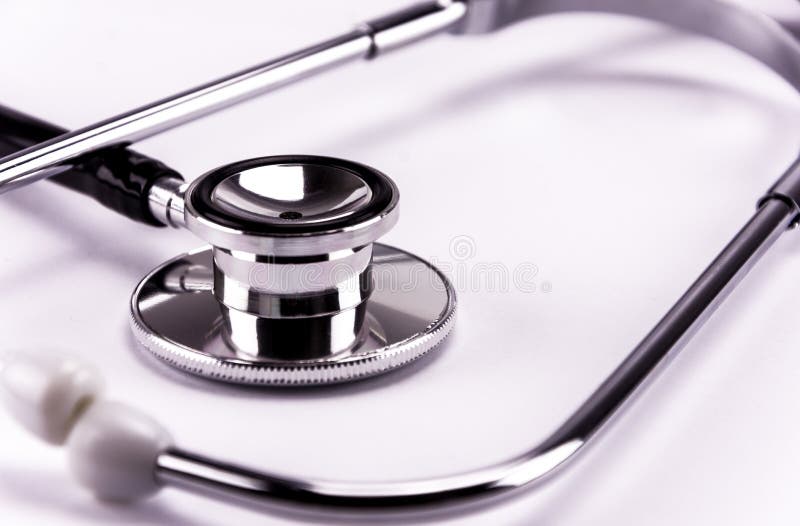 Vue haute étroite de stéthoscope sur le fond blanc images stock