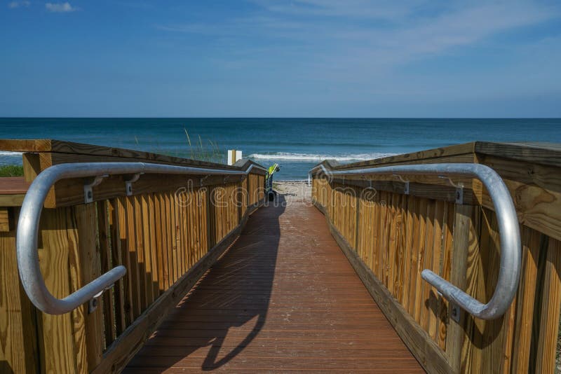 Vue horizontale d'une voie en bois vide à la plage images libres de droits