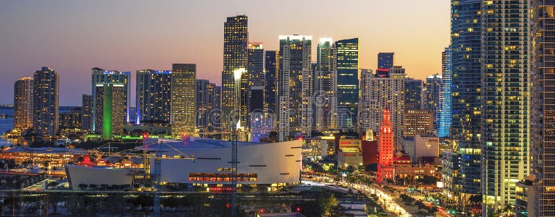 Vue horizontale de Miami du centre au coucher du soleil photos stock Vue horizontale de Miami du centre au coucher du soleil photos stock