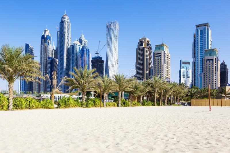 Vue horizontale des gratte-ciel et de la plage de jumeirah photo stock Vue horizontale des gratte-ciel et de la plage de jumeirah photo stock