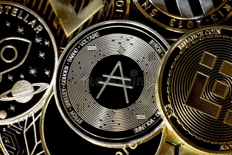 Vue horizontale des jetons crypto-monnaie y compris ada cardano bitcoin stellar lumen xpr bnb binance pièce et photographie stock libre de droits