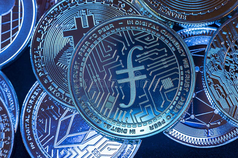 Vue horizontale des jetons crypto-monnaie, y compris le dogecoin bitcoin et l'ethererum vus d'en haut sur un photos stock