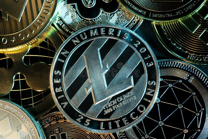 Vue horizontale des jetons crypto-monnaies, y compris le dogecoin bitcoin litecoin et l'ethererum scié d'en haut sur un noir photographie stock libre de droits